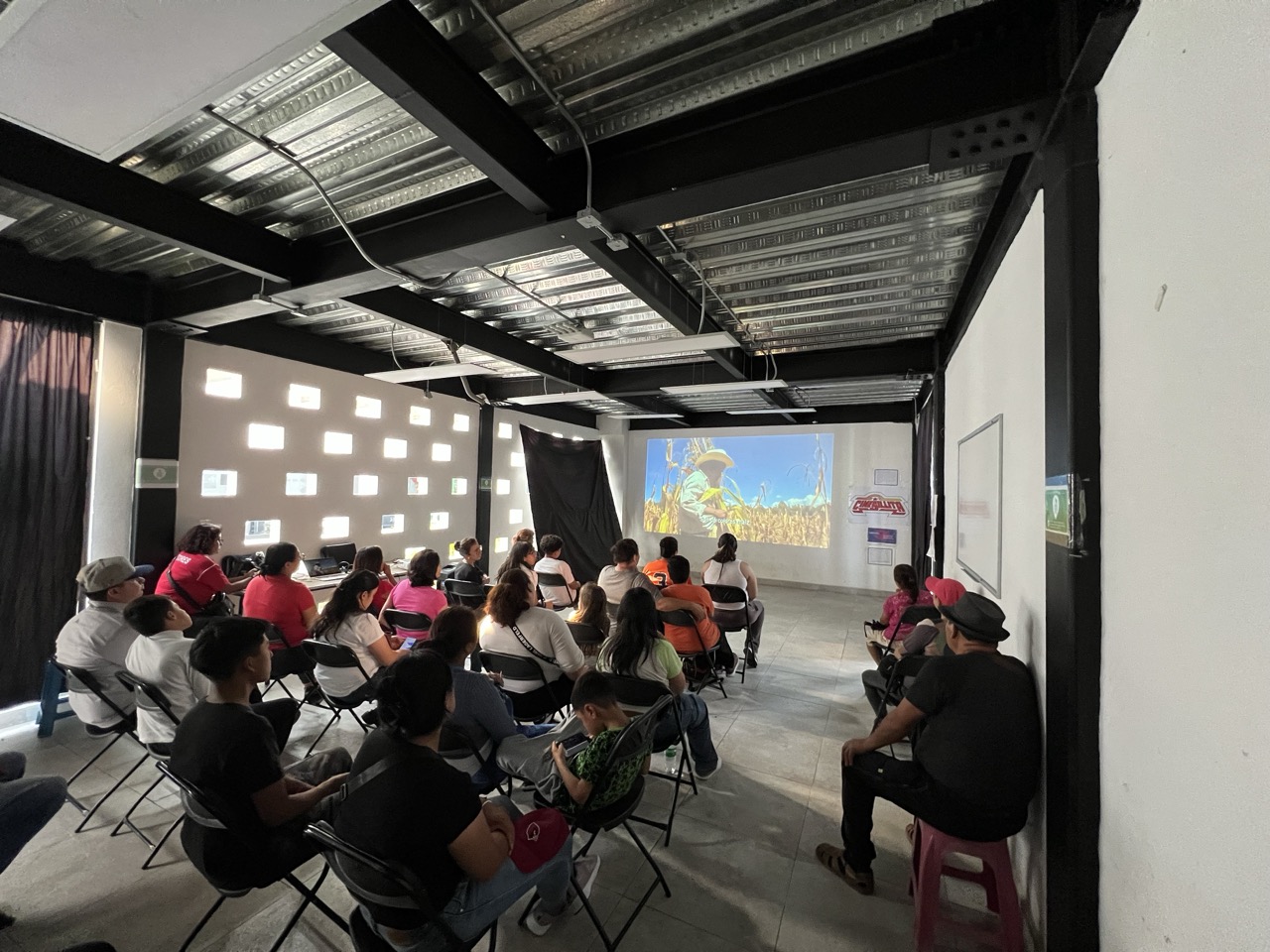 Actividad Cultural Comunitaria: Proyección: Las buenas hierbas
